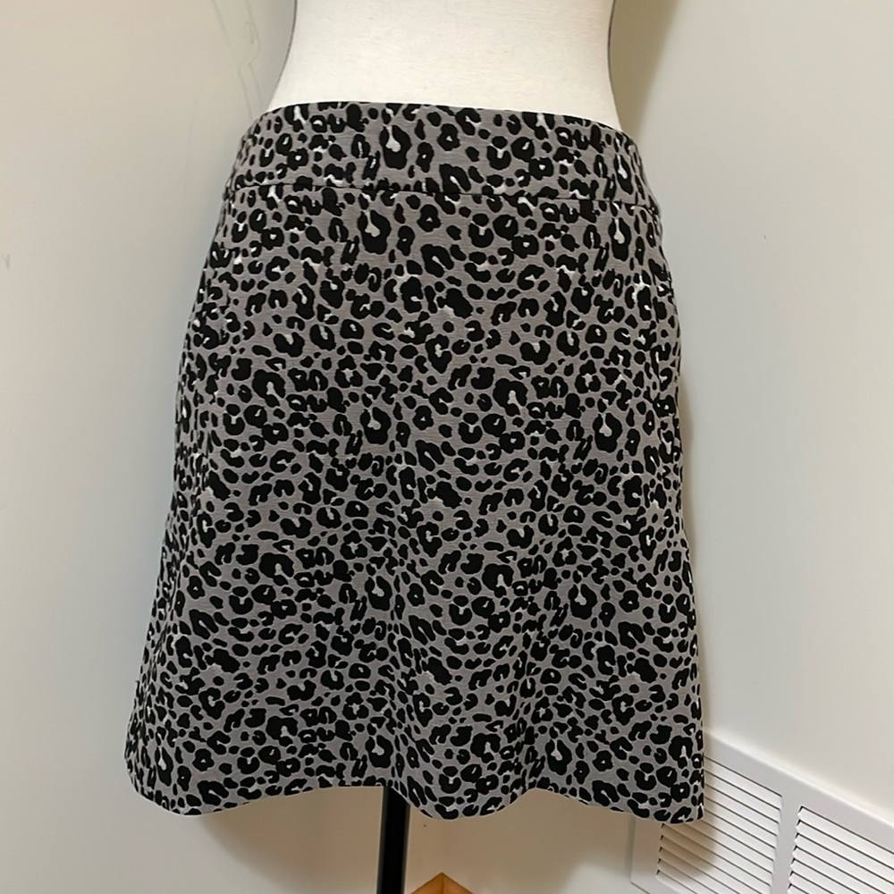 LOFT skirt

Gray leopard print skirt